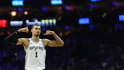 世界杯在线观看-三分15中8！米奇：文班投篮动作自律性很好 让对手防守变得很难